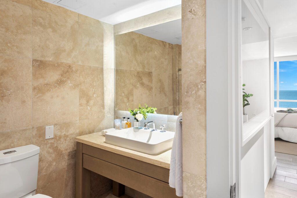 1 Hotel & Homes - Oceanview- Guest Bedroom Bathroom