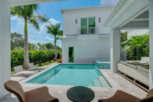 The Sand Castle - Pool with raised spa