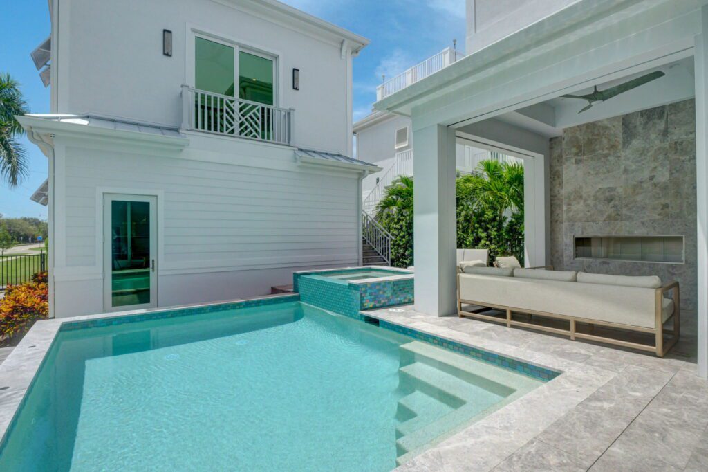 The Sand Castle - Pool with raised spa