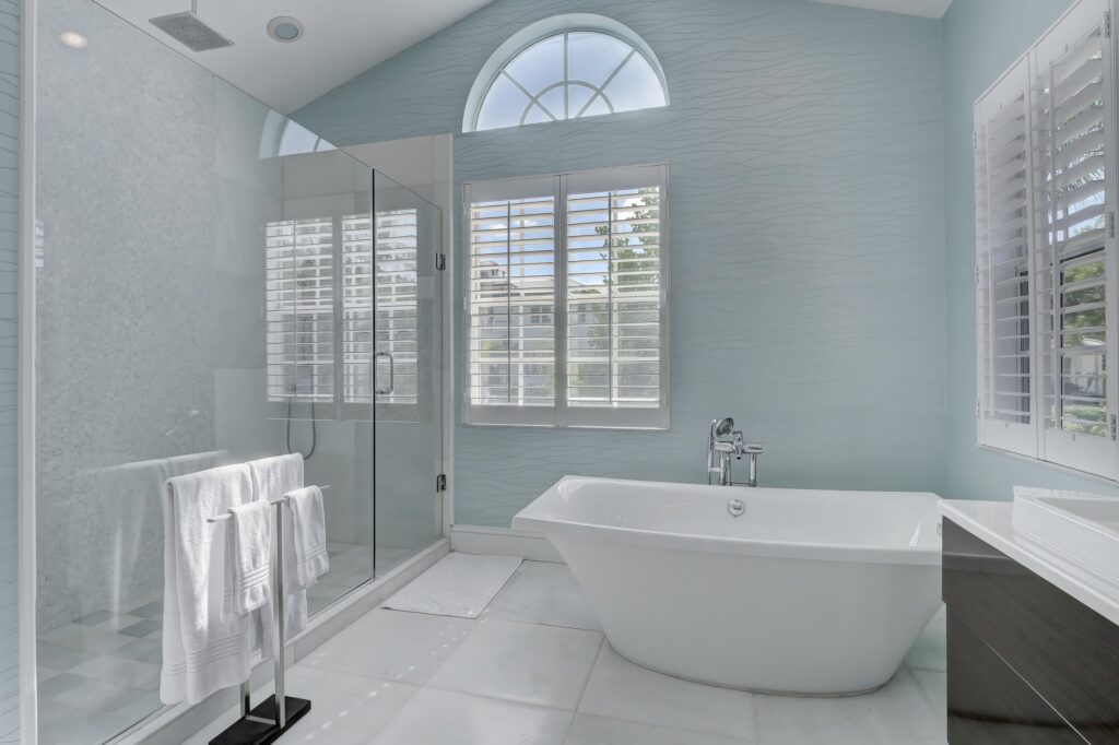 Entertainer's Dream- Primary Bedroom Bathroom