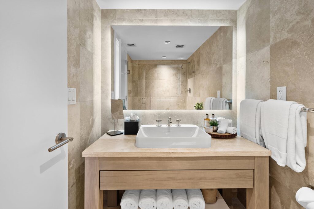 1 Hotel & Homes - City View- Guest Bedroom Bathroom