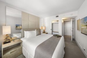 1 Hotel & Homes - City View- Guest Bedroom