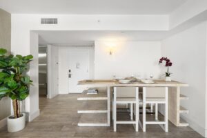 1 Hotel & Homes - City View- Dining Area