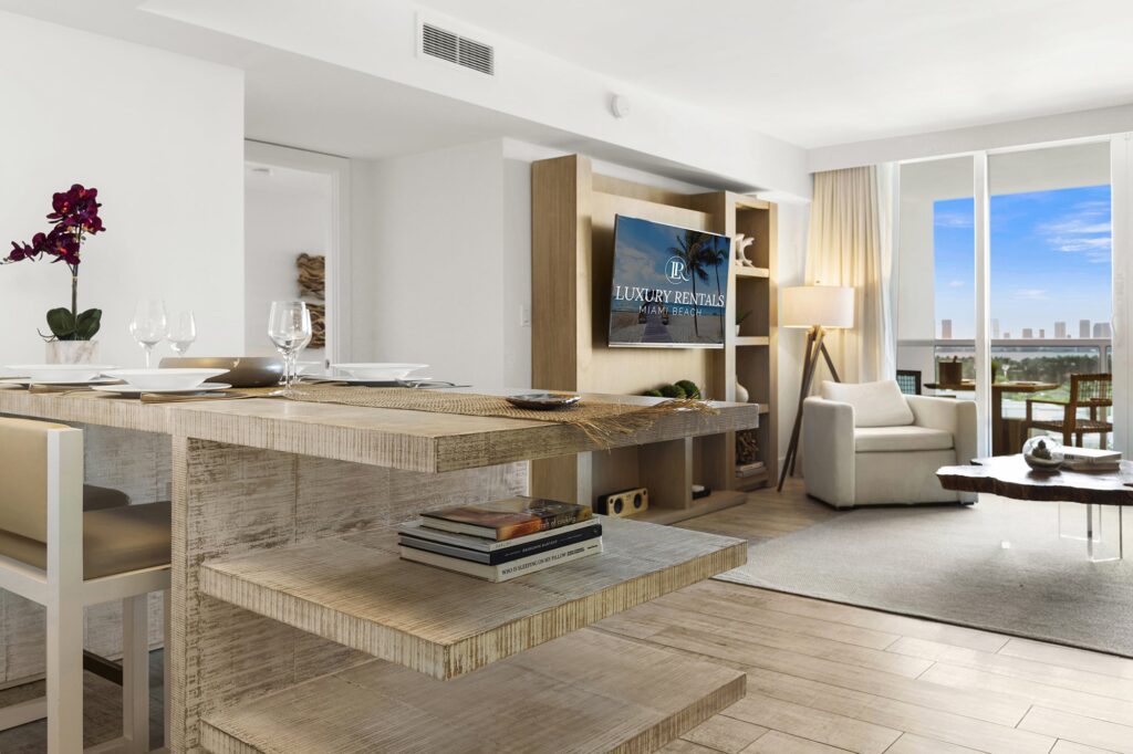 1 Hotel & Homes - City View- Dining and Living Area