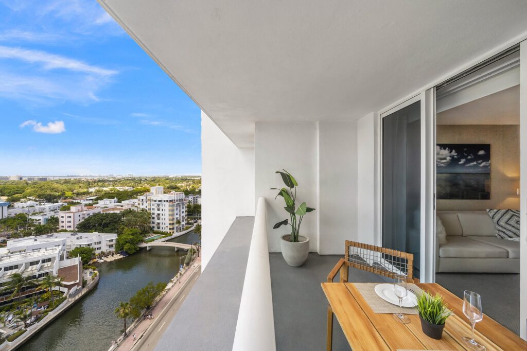 1 Hotel & Homes - City View- Balcony