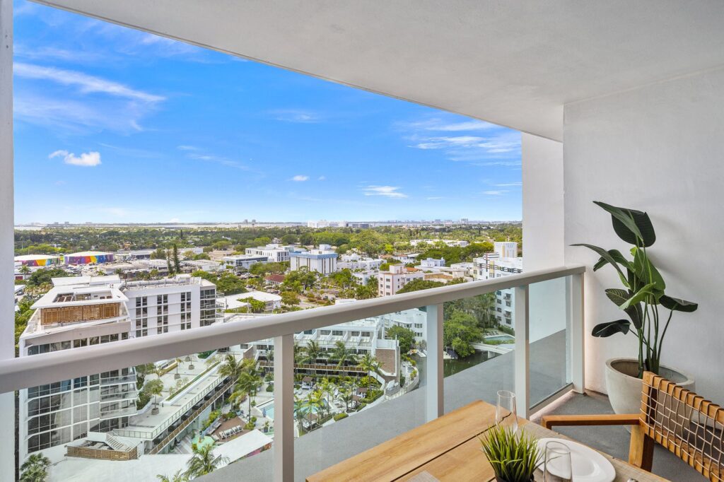 1 Hotel & Homes - City View- Balcony