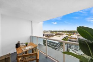 1 Hotel & Homes - City View- Balcony