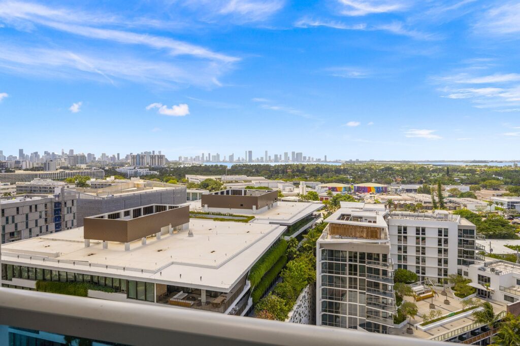 1 Hotel & Homes - City View- Balcony