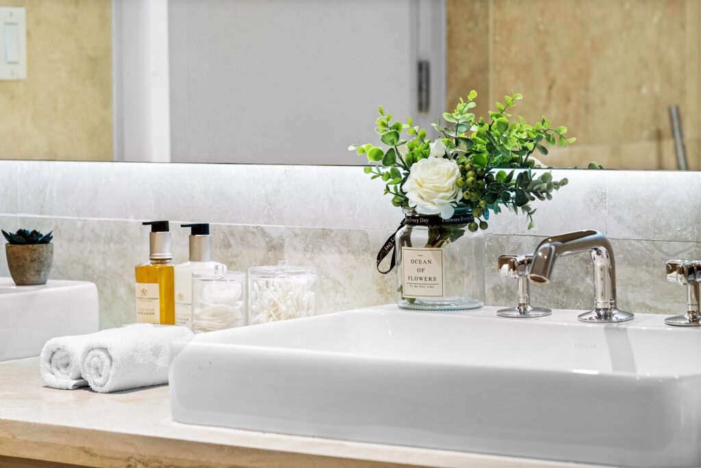 1 Hotel & Homes - Oceanview- Guest Bedroom Bathroom